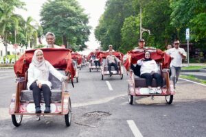 bupati banyuwangi mencoba becak listrik bantuan dari presiden prabowo