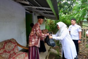 bupati ipuk bagi sembako