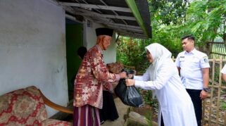 bupati ipuk bagi sembako