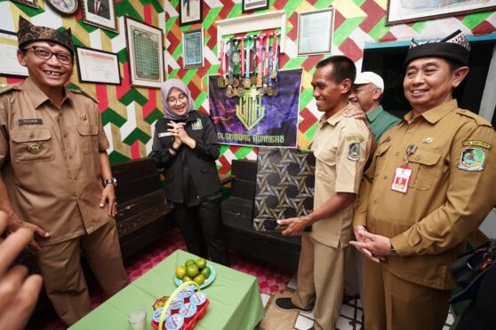 bupati ipuk berikan apresiasi kepada abdurrahman