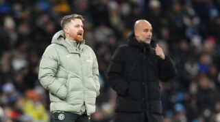 Pep Guardiola bereaksi saat Manchester City melawan Chelsea