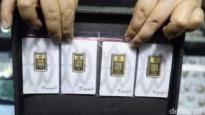Harga emas Antam hari ini turun