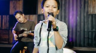 farel prayogo sedang bernyanyi ojo dibandingke