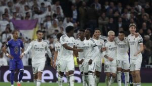 Real Madrid tampil perkasa saat menjamu AS Monaco pada lanjutan fase liga Liga Champions 2025-2026. Bermain di Santiago Bernabeu, Rabu (21/1/2026) dini hari WIB, Los Blancos membantai tim tamu dengan skor telak 6-1. Kemenangan besar ini membuat Real Madrid naik ke peringkat kedua klasemen sementara dengan koleksi 15 poin, terpaut enam angka dari Arsenal yang masih memimpin. Sementara itu, AS Monaco harus tertahan di posisi ke-20 dengan sembilan poin. Sejak awal laga, Real Madrid langsung mengambil inisiatif serangan. Hasilnya, gol cepat tercipta saat pertandingan baru berjalan lima menit. Serangan dari sisi kanan yang dibangun Franco Mastantuono berujung pada kerja sama Federico Valverde dan Kylian Mbappe, yang dituntaskan sang penyerang Prancis dengan sepakan akurat ke sudut gawang Monaco. Madrid terus menekan pertahanan lawan. AS Monaco sempat mencoba keluar dari tekanan melalui situasi bola mati, namun peluang yang didapat belum mampu mengubah keadaan. Dominasi tuan rumah akhirnya kembali berbuah gol pada menit ke-26. Kombinasi Jude Bellingham dan Vinicius Junior di sisi kiri ditutup dengan sontekan Mbappe di depan gawang, yang mengantar Madrid unggul 2-0 hingga jeda. Memasuki babak kedua, Real Madrid semakin menggila. Enam menit selepas turun minum, Franco Mastantuono mencatatkan namanya di papan skor setelah memanfaatkan umpan matang Vinicius Junior. Keunggulan Madrid bertambah pada menit ke-55 lewat gol bunuh diri Thilo Kehrer yang salah mengantisipasi umpan silang dari sisi kiri. Tekanan tanpa henti kembali membuahkan hasil pada menit ke-63. Vinicius Junior mencetak gol keempat Madrid melalui tembakan keras dari dalam kotak penalti yang tak mampu dibendung kiper Monaco. AS Monaco sempat memperkecil ketertinggalan di menit ke-72 setelah Jordan Teze memanfaatkan kesalahan Madrid saat membangun serangan dari belakang. Namun, Real Madrid menutup laga dengan sempurna. Jude Bellingham memastikan kemenangan telak 6-1 lewat gol pada menit ke-80 setelah melewati penjagaan kiper lawan dan menceploskan bola ke gawang kosong. Hasil ini menegaskan dominasi Real Madrid di kandang sekaligus menjaga peluang mereka untuk bersaing di papan atas Liga Champions musim ini.