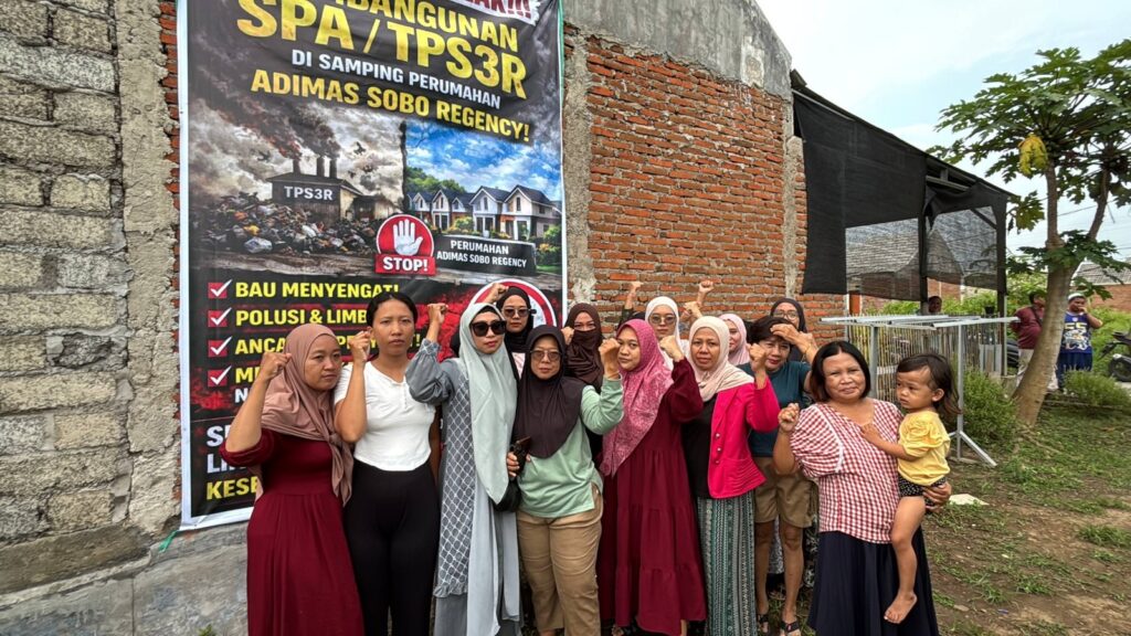 ibu-ibu warga adi mas sobo menolak pembangunan TPS3R