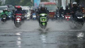 Pos pantau sungai Jakarta siaga banjir