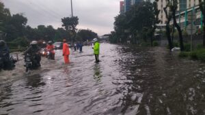 Petugas kepolisian membantu evakuasi warga saat banjir Jakarta