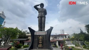Patung Letnan Jenderal Djamin Ginting di Medan