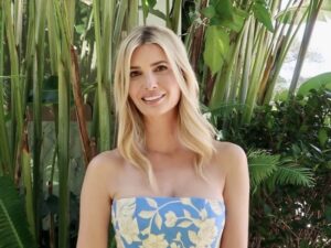 Ivanka Trump mengenakan kacamata hitam di stadion Miami