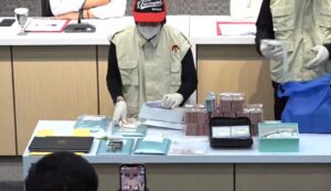 KPK menampilkan barang bukti terkait OTT di Jakarta Utara terkait kasus suap pemeriksaan pajak. Foto: Dok. Youtube KPK RI.