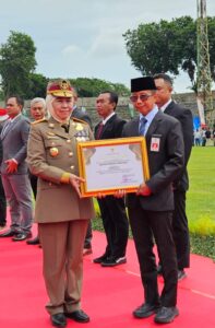 Sekda Kabupaten Banyuwangi dalam penyerahan Penghargaan Pembina K3.