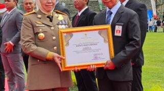 Sekda Kabupaten Banyuwangi dalam penyerahan Penghargaan Pembina K3.