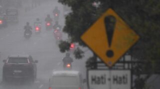 Hujan ringan mengguyur wilayah Jakarta