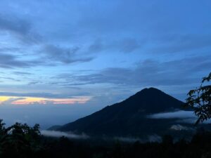 suasana kawah ijen sore hari