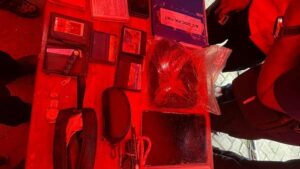 Tim SAR mengevakuasi barang korban ATR 42-500