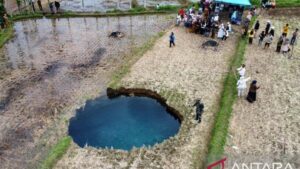 Lubang raksasa di sawah warga Limapuluh Kota