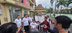 Sejumlah advokat mendatangi Polresta Banyuwangi terkait dugaan penganiayaan