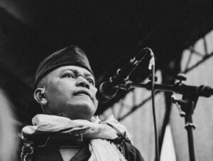 Romi Jahat saat tampil bersama Romi & The Jahats di atas panggung