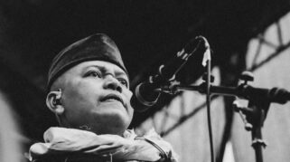 Romi Jahat saat tampil bersama Romi & The Jahats di atas panggung