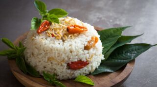 Nasi liwet rice cooker gurih dengan taburan teri