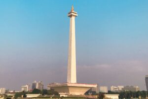 Ilustrasi pagar pembatas di puncak Monas Jakarta