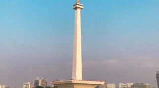 Ilustrasi pagar pembatas di puncak Monas Jakarta