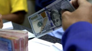 Ilustrasi pergerakan nilai tukar rupiah terhadap dollar AS di layar perdagangan