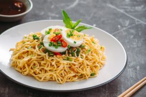 Mi instan sehat dengan telur dan sayuran untuk menu sahur