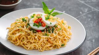 Mi instan sehat dengan telur dan sayuran untuk menu sahur