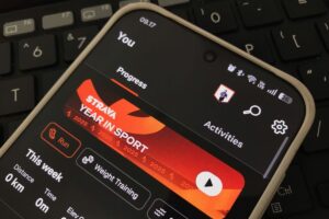 Perbandingan data lari Strava tanpa dan dengan smartwatch