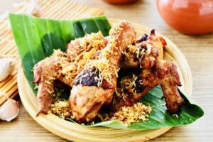 Ayam goreng serundeng gurih untuk menu Ramadan