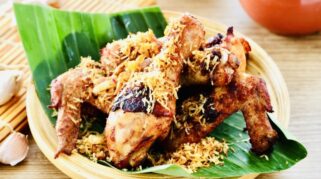 Ayam goreng serundeng gurih untuk menu Ramadan