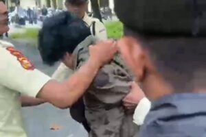 Ilustrasi garis polisi di area kampus