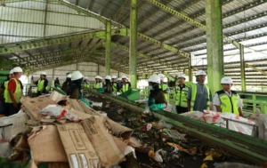 Proses pemilahan sampah menggunakan mesin konveyor di TPS3R Balak Songgon Banyuwangi