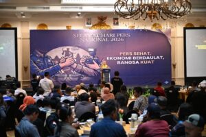 Wartawan lokal Banyuwangi melakukan liputan langsung di lapangan