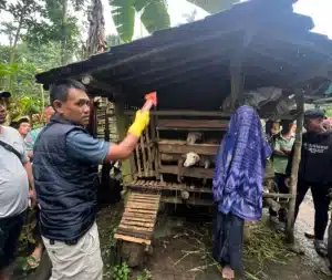 Petugas kepolisian dan tim medis di lokasi penemuan warga meninggal di Desa Grogol Banyuwangi