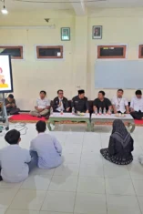 Komisioner Bawaslu Banyuwangi memberikan edukasi demokrasi di sekolah