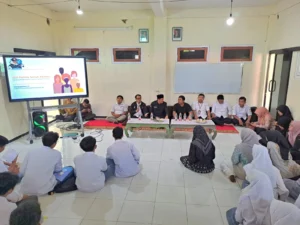 Komisioner Bawaslu Banyuwangi memberikan edukasi demokrasi di sekolah