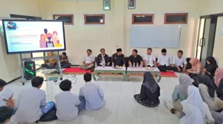 Komisioner Bawaslu Banyuwangi memberikan edukasi demokrasi di sekolah