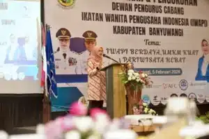 Bupati Banyuwangi, Ipuk Fiestiandani saat menyampaikan sambuatan dalam pelantikan dan pengukuhan Dewan Pengurus Cabang (DPC) IWAPI Kabupaten Banyuwangi periode 2026–2031
