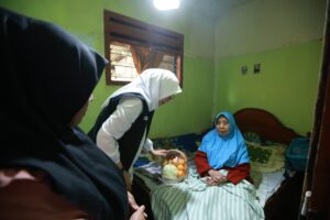 Bupati Banyuwangi mengunjungi lansia sakit di rumah