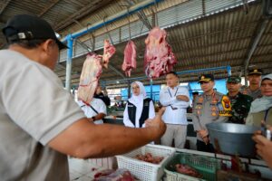 Bupati Banyuwangi meninjau harga bahan pokok di Pasar Blambangan