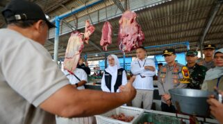 Bupati Banyuwangi meninjau harga bahan pokok di Pasar Blambangan