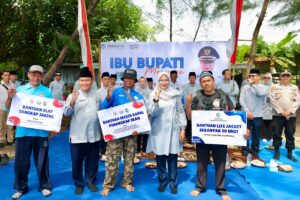 Bupati Ipuk Serahkan Mesin Kapal dan Life Jacket, Nelayan Kedunen.