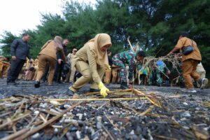 Bupati Banyuwangi bersama TNI-Polri dan masyarakat membersihkan pantai di GWD