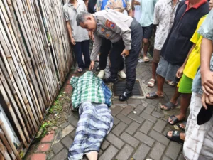 Petugas mengevakuasi jasad lansia dari Sungai Kalilo di Panderejo Banyuwangi