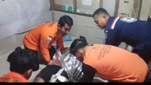 Tim SAR gabungan mengevakuasi pendaki cedera di lereng Gunung Rante Banyuwangi