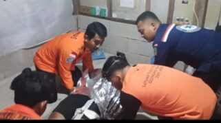 Tim SAR gabungan mengevakuasi pendaki cedera di lereng Gunung Rante Banyuwangi
