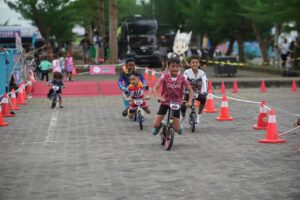 Anak-anak mengikuti lomba push bike di Pantai Marina Boom Banyuwangi