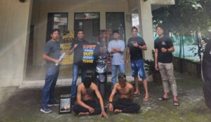 Polisi menunjukkan barang bukti curat di Rogojampi Banyuwangi